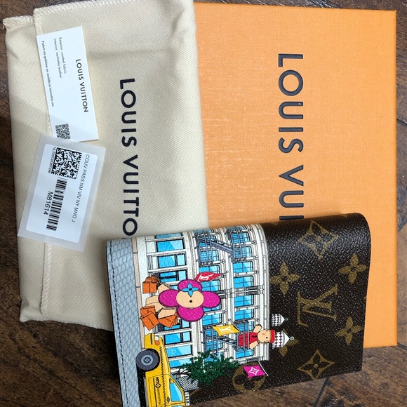 **SOLD**Louis Vuitton Passport Cover - Picture 5 of 12
